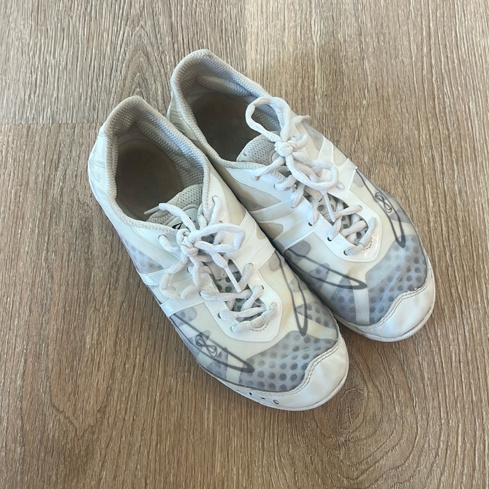 Nfinity Vengeance cheer shoes with case size 8